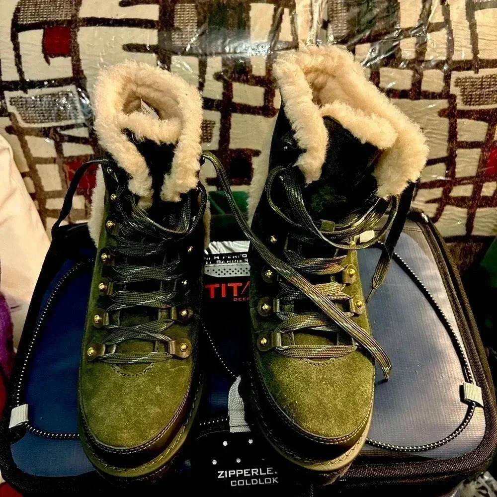 Tory Burch warm water resistant boots in green, size 8. Worn only a few times.